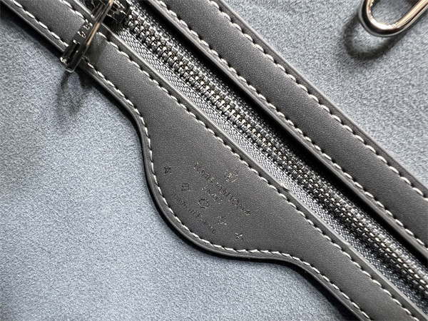 ボストンバッグ モノグラムエンボス デニム調 LOUIS VUITTON ルイ