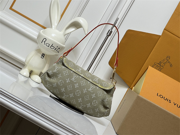 LV柄デザイン 半月フォルム LOUIS VUITTON ルイヴィトン コピー バッグ 肩掛け対応 デイリー使い 人気商品