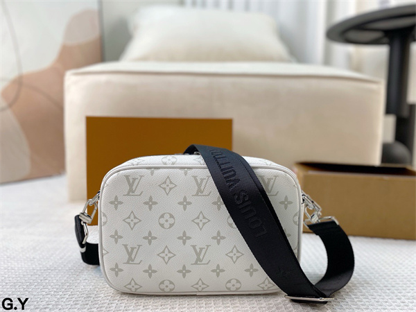 LV Alpha 2026トレンド春夏ルイヴィトンショルダーバッグコピー最高品質カジュアルスタイル