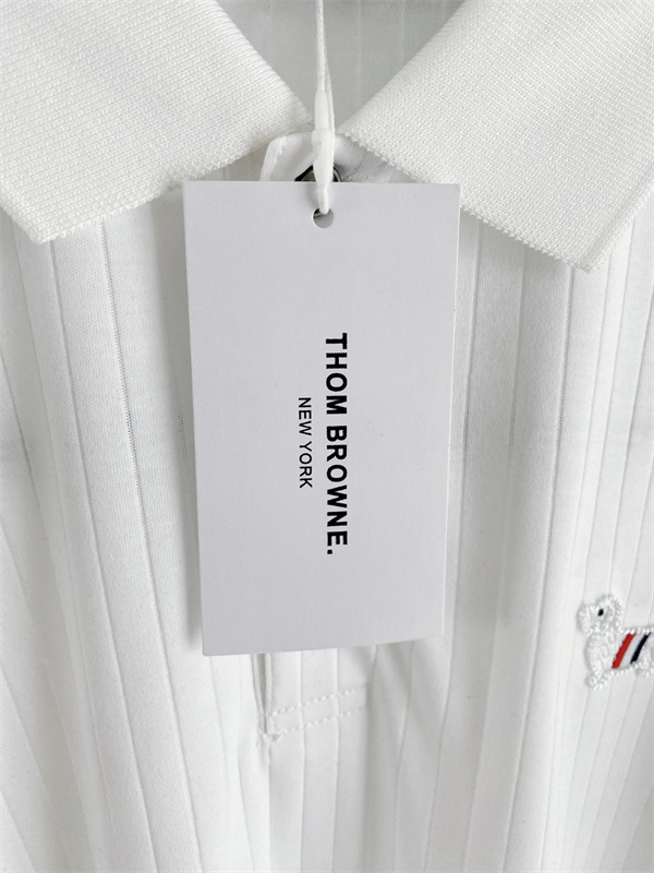 ラグジュアリーカジュアル ストライプディテール スリムフィット THOM BROWNE トムブラウン コピー ポロシャツ 主役級 人気上昇中 買い足し候補