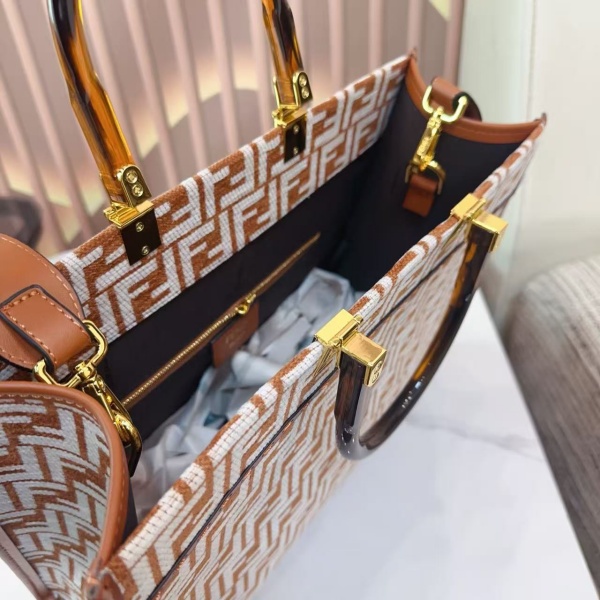 FENDI コピー モノグラム キャンバストートバッグ ゴールド金具 2WAY仕様 着映えアイテム