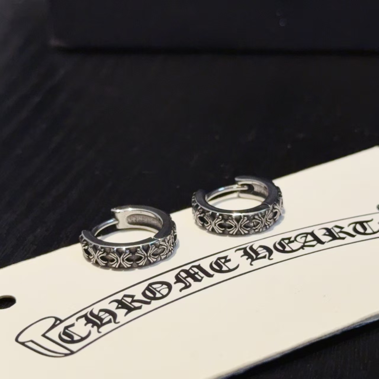 Chrome Heartsクロムハーツピアスコピー2026王道フープでクールにキマる耳元スッキリ小顔効果抜群