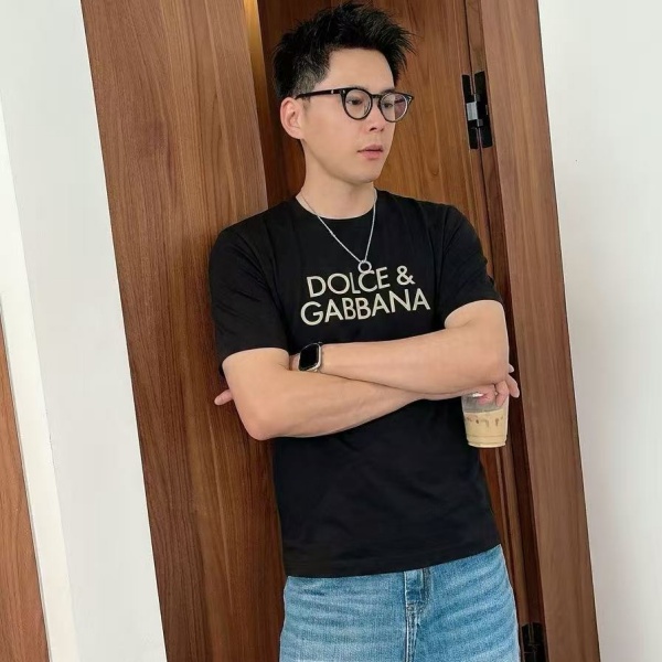 DOLCE&GABBANA コピー ロゴプリント半袖Tシャツ 2026新作 旬顔 着映え デイリー主力