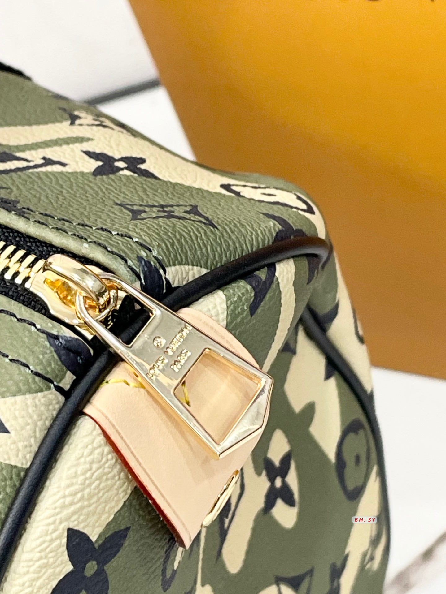 モノグラム カモフラージュ柄 人気上昇中 キーポル風 LOUIS VUITTON ルイヴィトン コピー バッグ 旅行対応 大容量スタイル