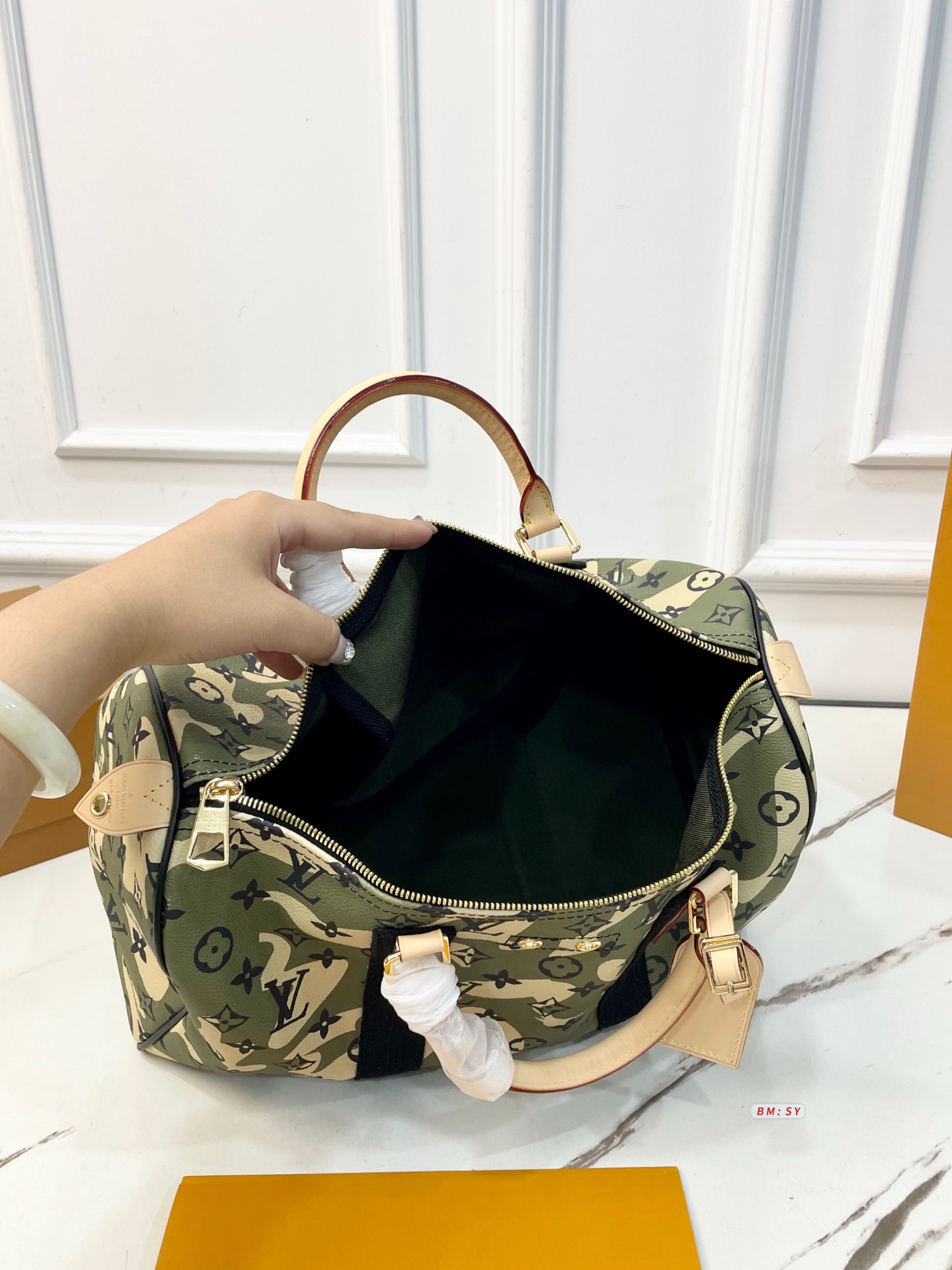 モノグラム カモフラージュ柄 人気上昇中 キーポル風 LOUIS VUITTON ルイヴィトン コピー バッグ 旅行対応 大容量スタイル