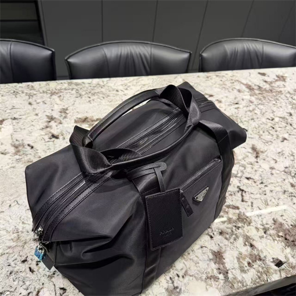 品質保証2026プラダボストンバッグコピー PRADA メンズ新作手持ちで機内持ち込みもラクラク