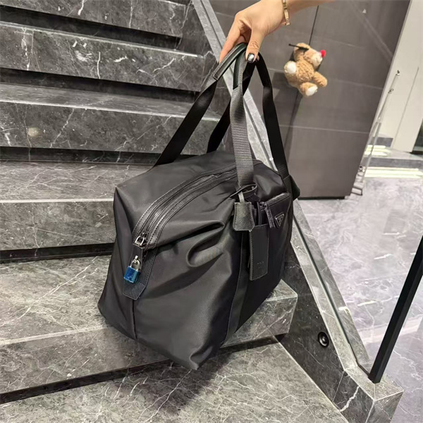 品質保証2026プラダボストンバッグコピー PRADA メンズ新作手持ちで機内持ち込みもラクラク