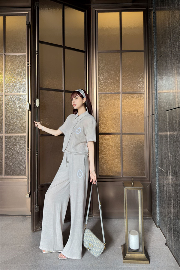 上品カジュアル きれいめニット風トップス×パンツ こなれ感 DIOR ディオール コピー セットアップ 通勤対応 軽量 快適デイリー