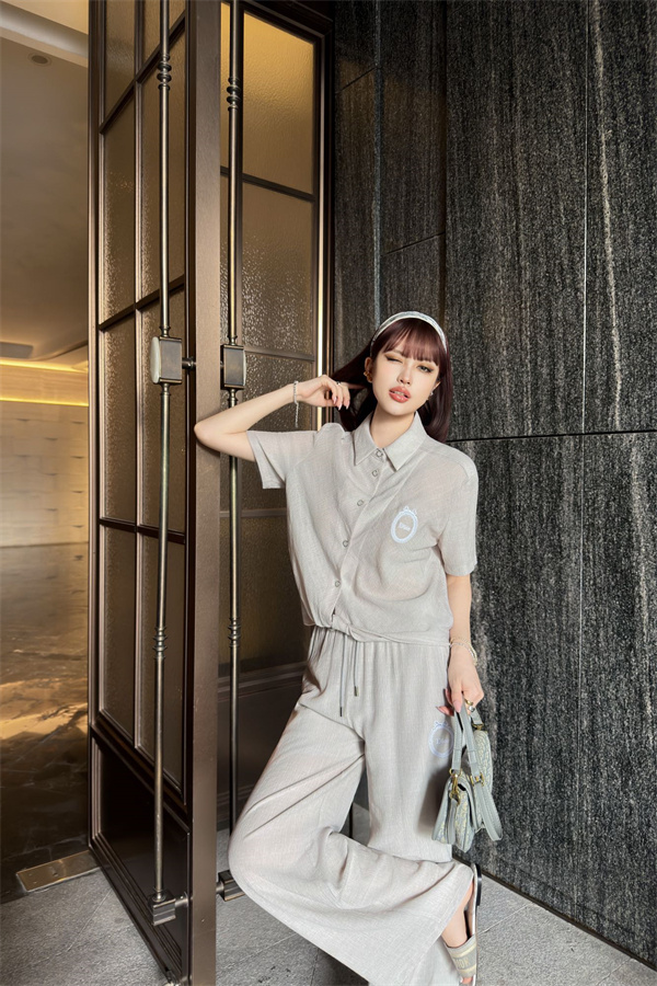 上品カジュアル きれいめニット風トップス×パンツ こなれ感 DIOR ディオール コピー セットアップ 通勤対応 軽量 快適デイリー