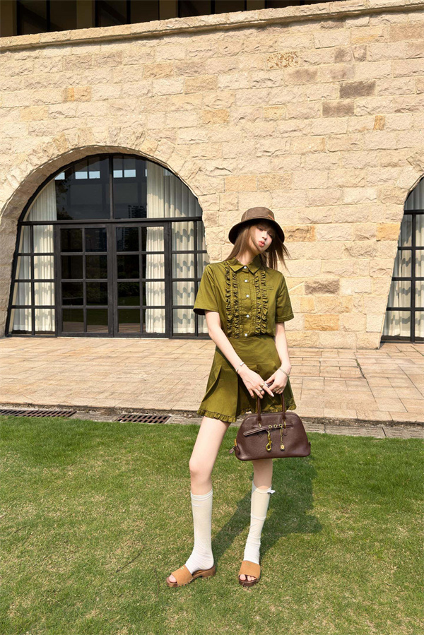 限定感 フェミニンコーデ シャツスカートスタイル 今季注目 MIUMIU ミュウミュウ コピー セットアップ おしゃれ高見え 早い者勝ち