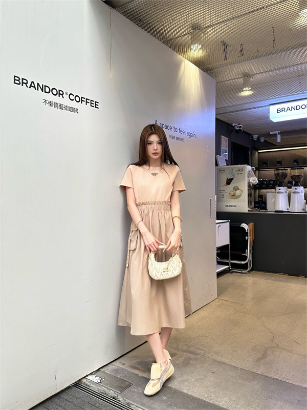 2026ss ギャザーデザイン フレアワンピース ミニマルシルエット PRADA プラダ コピー ワンピース フェミニンモードスタイル