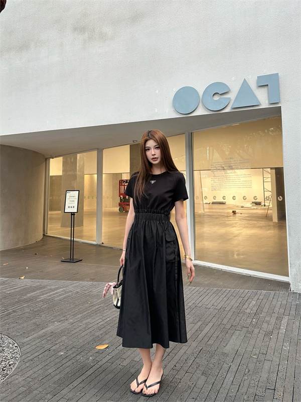 2026ss ギャザーデザイン フレアワンピース ミニマルシルエット PRADA プラダ コピー ワンピース フェミニンモードスタイル