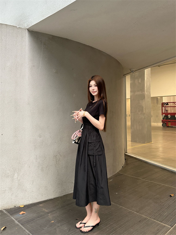 2026ss ギャザーデザイン フレアワンピース ミニマルシルエット PRADA プラダ コピー ワンピース フェミニンモードスタイル