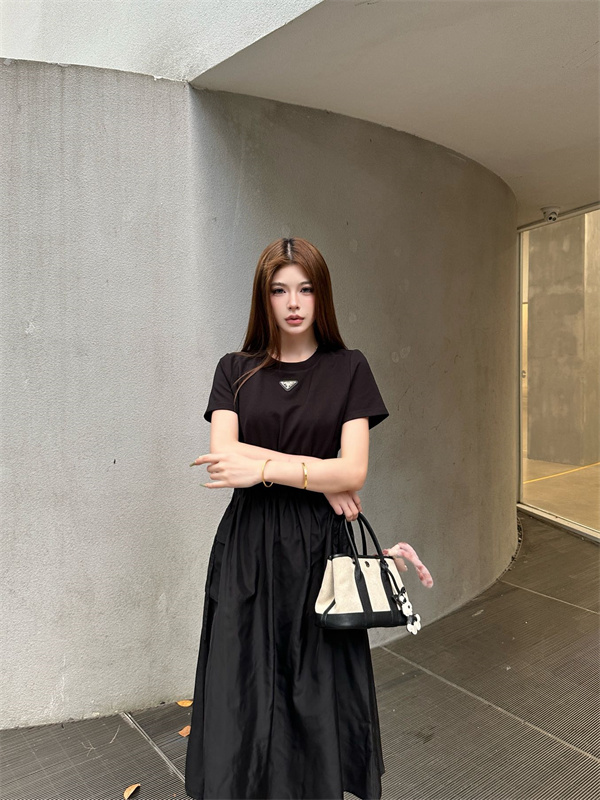 2026ss ギャザーデザイン フレアワンピース ミニマルシルエット PRADA プラダ コピー ワンピース フェミニンモードスタイル