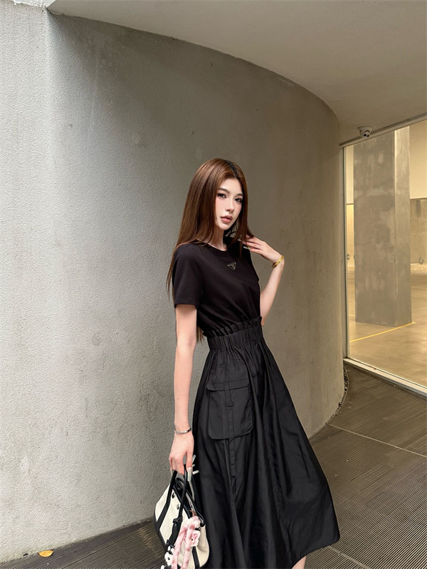 2026ss ギャザーデザイン フレアワンピース ミニマルシルエット PRADA プラダ コピー ワンピース フェミニンモードスタイル