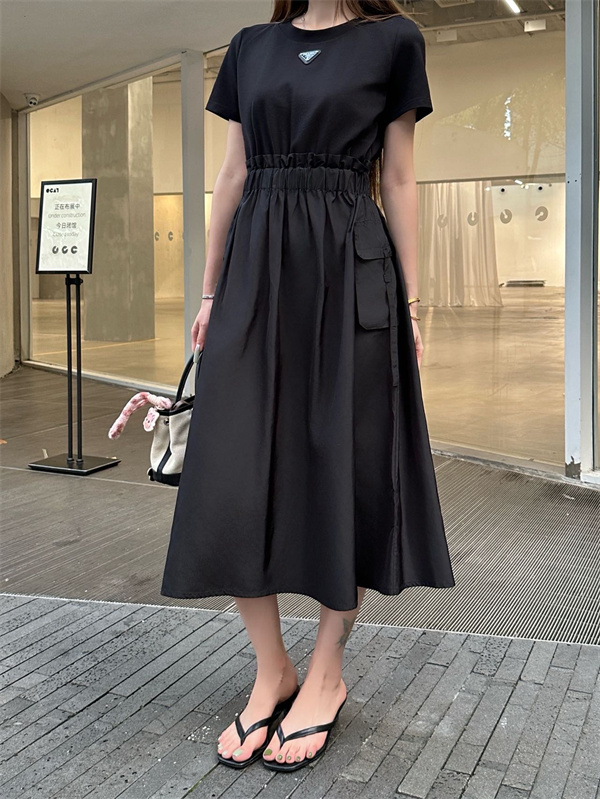 2026ss ギャザーデザイン フレアワンピース ミニマルシルエット PRADA プラダ コピー ワンピース フェミニンモードスタイル