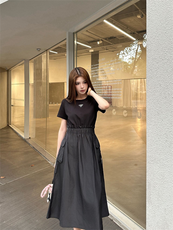 2026ss ギャザーデザイン フレアワンピース ミニマルシルエット PRADA プラダ コピー ワンピース フェミニンモードスタイル