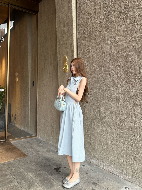 2026新作 ノースリーブシャツワンピース ギャザーデザイン MIUMIU ミュウミュウ コピー ワンピース 上品フェミニン ナチュラルガーリー
