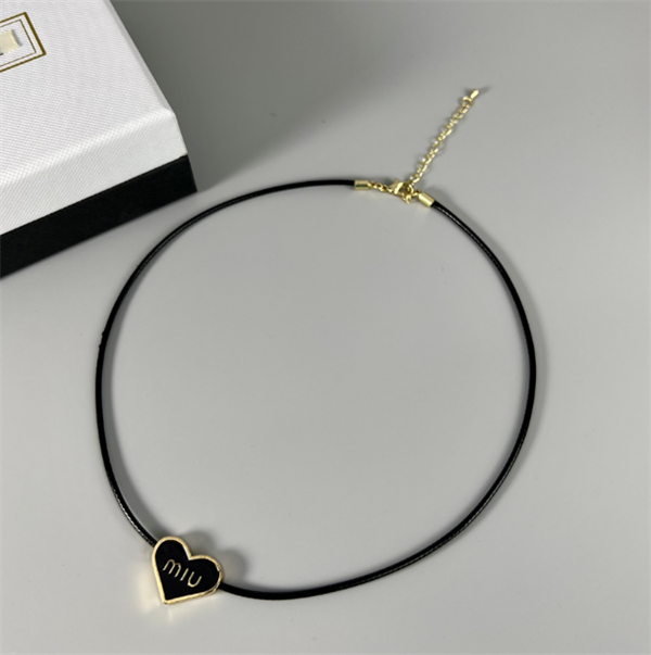miumiuネックレスミュウミュウチョーカーコピー 2026トレンドおしゃれ新作アクセサリー
