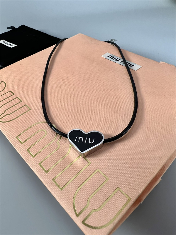 miumiuネックレスミュウミュウチョーカーコピー 2026トレンドおしゃれ新作アクセサリー