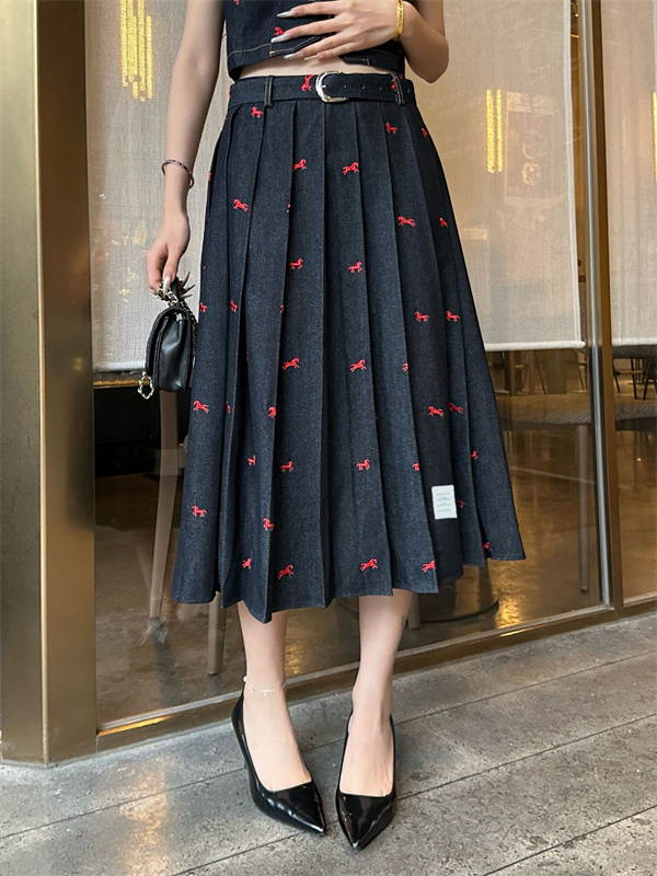 ブラックデニム風セットアップ レトロ刺繍デザイン 上品スタイル THOM BROWNE トムブラウン コピー セットアップ 収納力抜群 きれいめコーデ