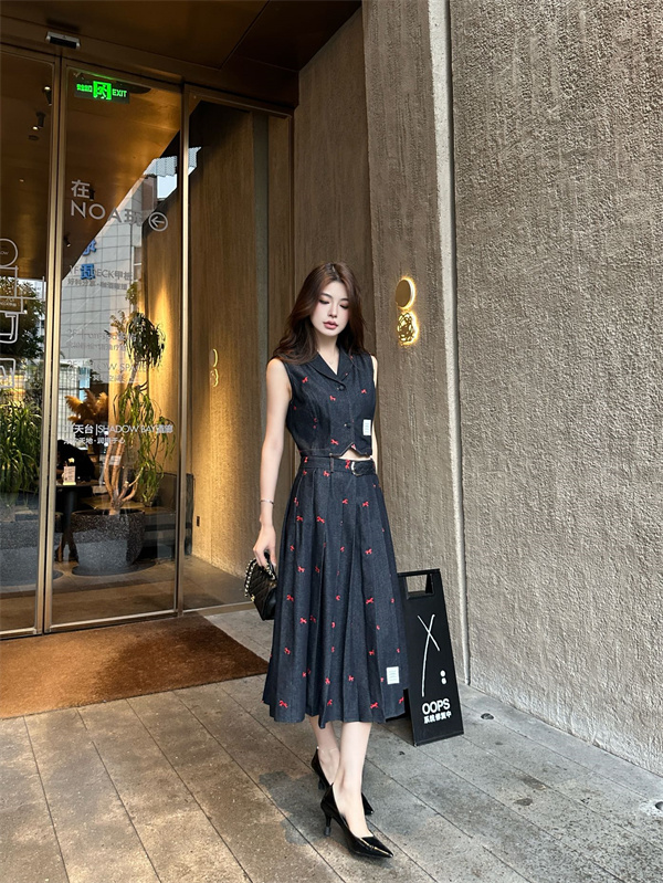 ブラックデニム風セットアップ レトロ刺繍デザイン 上品スタイル THOM BROWNE トムブラウン コピー セットアップ 収納力抜群 きれいめコーデ