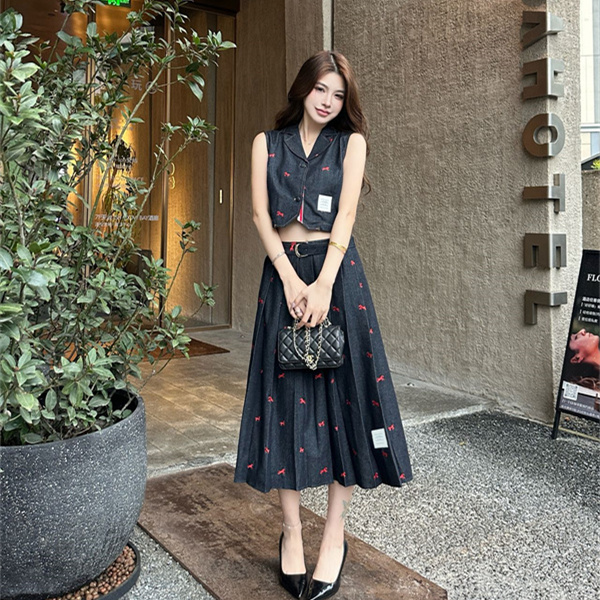 ブラックデニム風セットアップ レトロ刺繍デザイン 上品スタイル THOM BROWNE トムブラウン コピー セットアップ 収納力抜群 きれいめコーデ