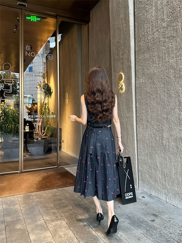 ブラックデニム風セットアップ レトロ刺繍デザイン 上品スタイル THOM BROWNE トムブラウン コピー セットアップ 収納力抜群 きれいめコーデ