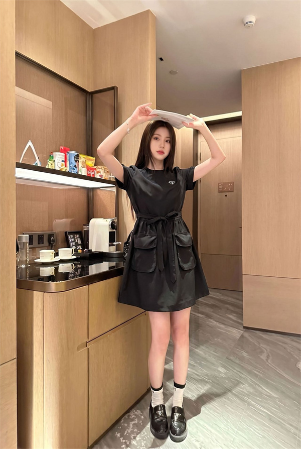 ロゴワンピース ウエストリボンデザイン 大人可愛い PRADA プラダ コピー ワンピース きれいめカジュアル 2026新作