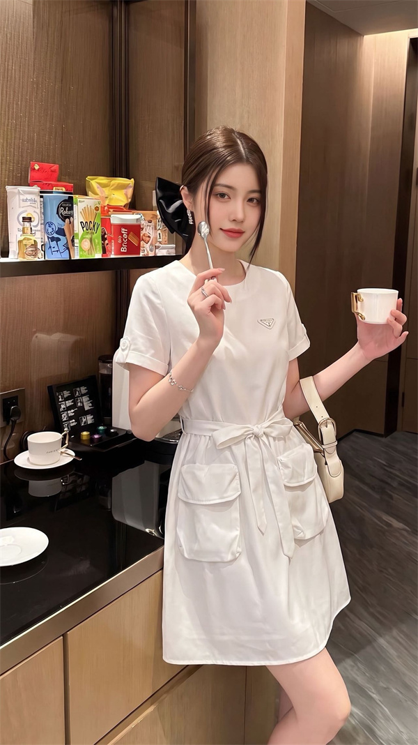 ロゴワンピース ウエストリボンデザイン 大人可愛い PRADA プラダ コピー ワンピース きれいめカジュアル 2026新作
