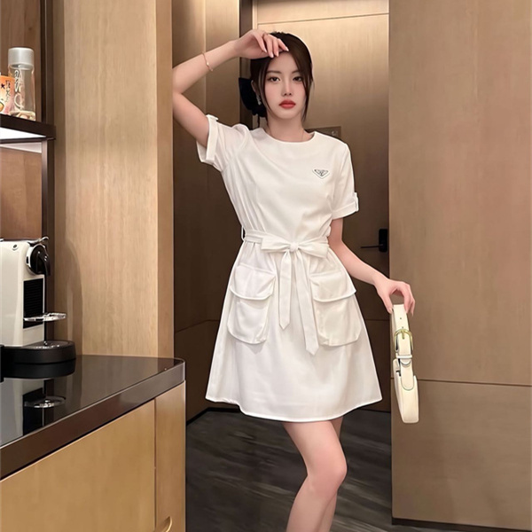ロゴワンピース ウエストリボンデザイン 大人可愛い PRADA プラダ コピー ワンピース きれいめカジュアル 2026新作