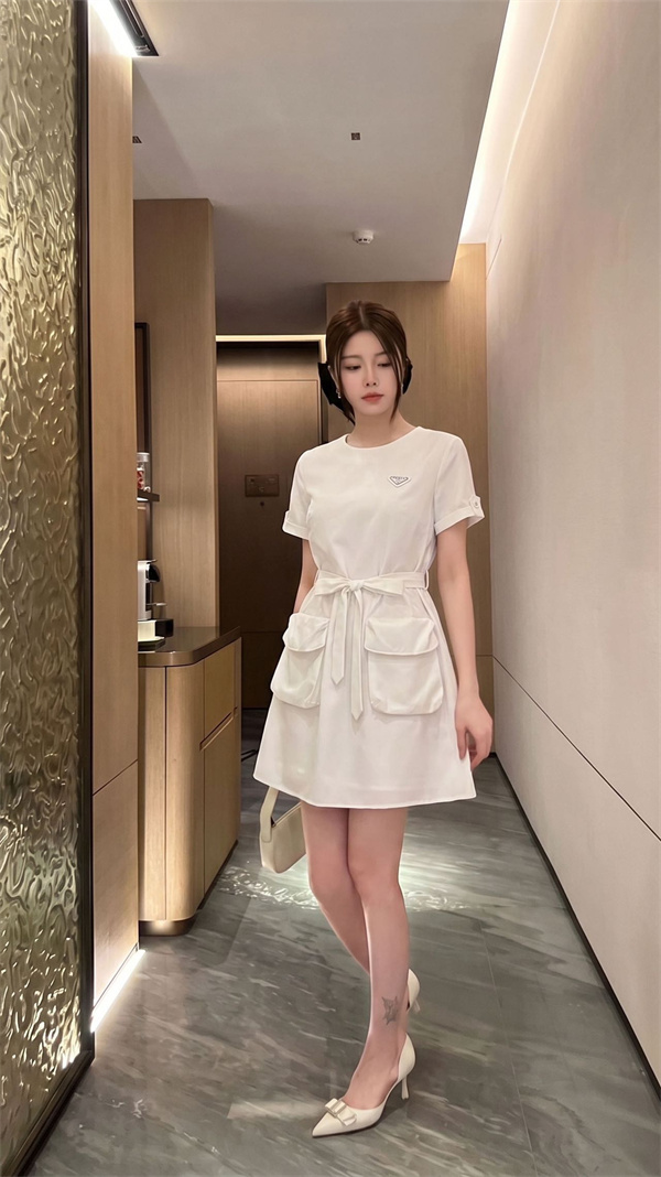 ロゴワンピース ウエストリボンデザイン 大人可愛い PRADA プラダ コピー ワンピース きれいめカジュアル 2026新作