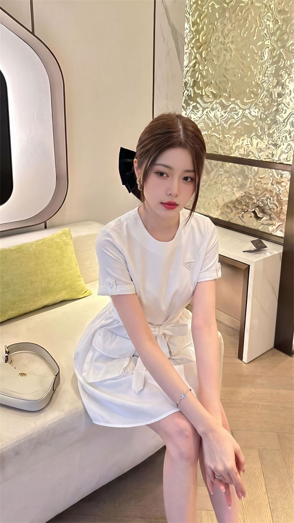 ロゴワンピース ウエストリボンデザイン 大人可愛い PRADA プラダ コピー ワンピース きれいめカジュアル 2026新作