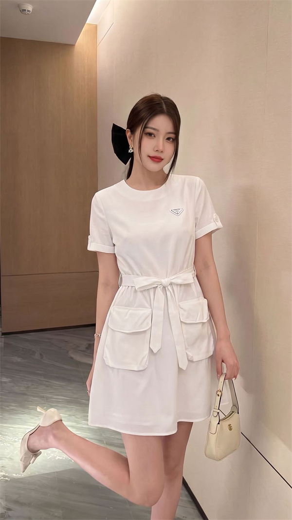 ロゴワンピース ウエストリボンデザイン 大人可愛い PRADA プラダ コピー ワンピース きれいめカジュアル 2026新作