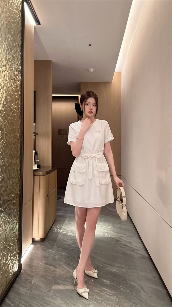 ロゴワンピース ウエストリボンデザイン 大人可愛い PRADA プラダ コピー ワンピース きれいめカジュアル 2026新作