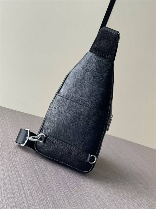 ワンショルダーバッグ レザー調 メンズライク仕様 PRADA プラダ コピー バッグ 外出対応 実用派モデル 今季チェック