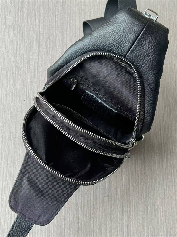 ワンショルダーバッグ レザー調 メンズライク仕様 PRADA プラダ コピー バッグ 外出対応 実用派モデル 今季チェック