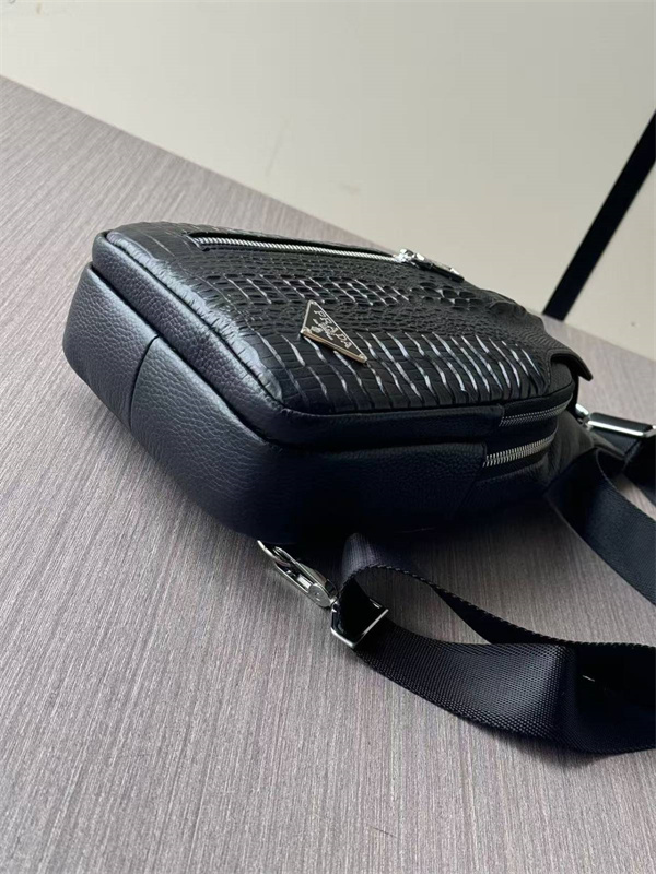 ワンショルダーバッグ レザー調 メンズライク仕様 PRADA プラダ コピー バッグ 外出対応 実用派モデル 今季チェック
