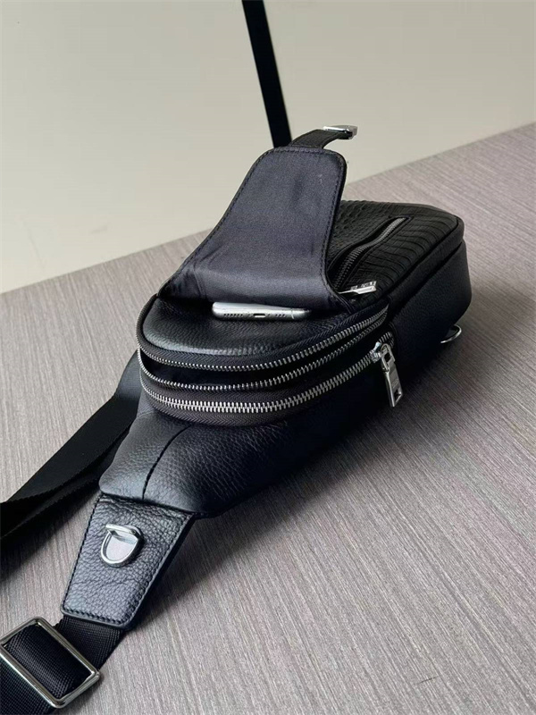 ワンショルダーバッグ レザー調 メンズライク仕様 PRADA プラダ コピー バッグ 外出対応 実用派モデル 今季チェック
