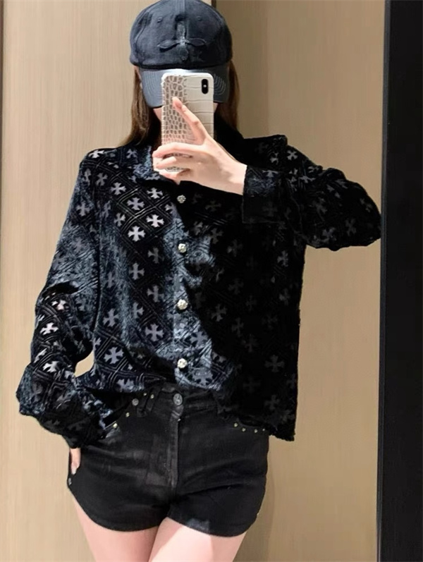  ロゴ総柄 ボタン仕様 CHROME HEARTS クロムハーツ コピー シャツ きれいめカジュアル 今季チェック