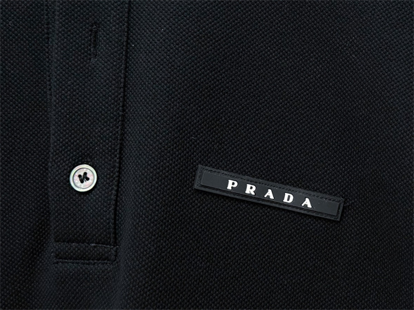 半袖ポロシャツ ホワイト 襟ラインデザイン クールビズ対応 PRADA プラダ コピー ポロシャツ 清潔感スタイル 売れ筋モデル
