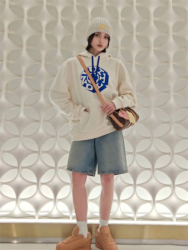プルオーバー フード付き LOUIS VUITTON ルイヴィトン コピー パーカー ゆったりシルエット 休日コーデ 注目商品