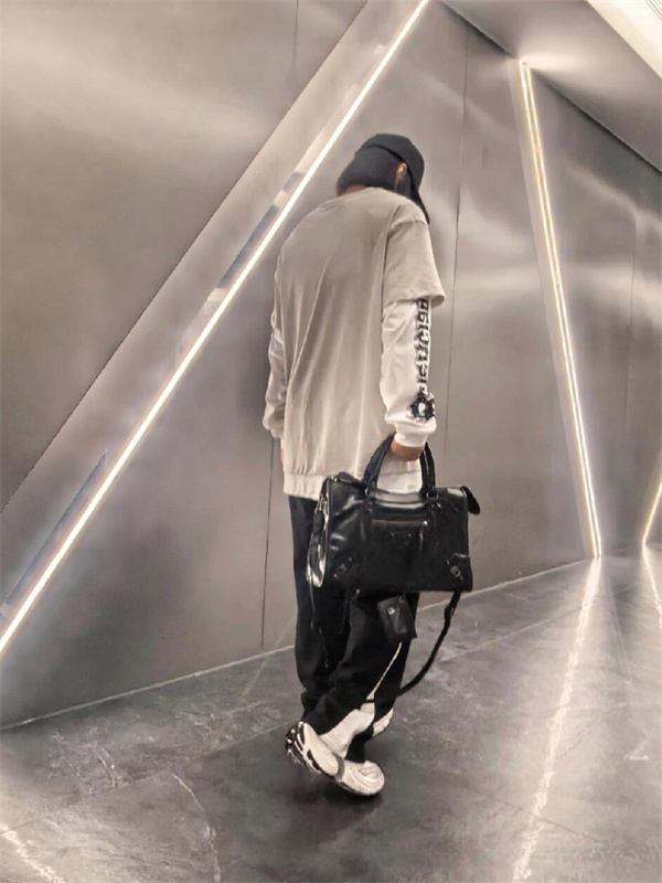 ロゴスリーブTシャツ レイヤード仕様 ルーズフィット BALENCIAGA バレンシアガ コピー Tシャツ デイリー対応 ストリート人気