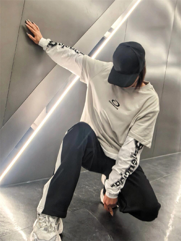 ロゴスリーブTシャツ レイヤード仕様 ルーズフィット BALENCIAGA バレンシアガ コピー Tシャツ デイリー対応 ストリート人気