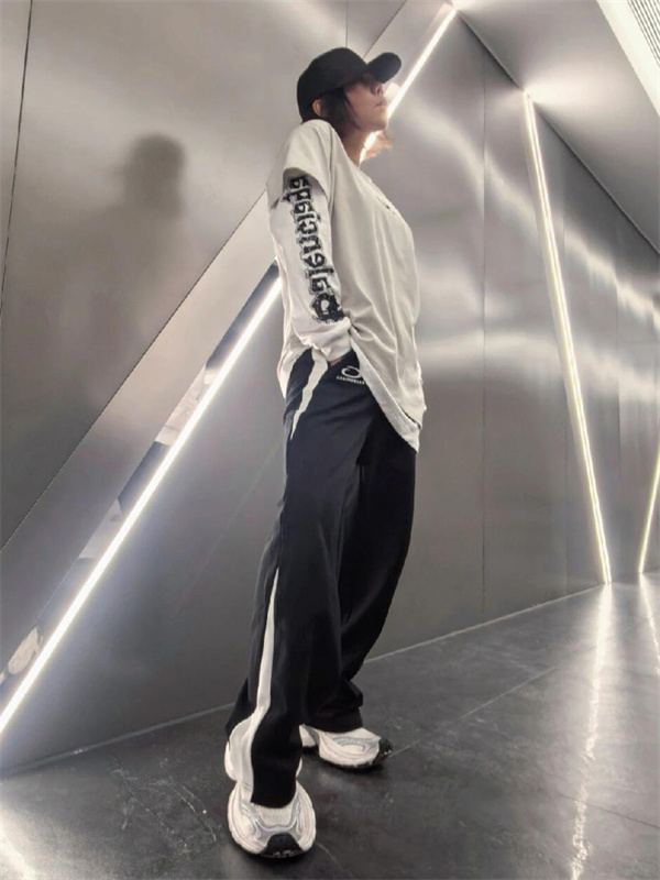 ロゴスリーブTシャツ レイヤード仕様 ルーズフィット BALENCIAGA バレンシアガ コピー Tシャツ デイリー対応 ストリート人気