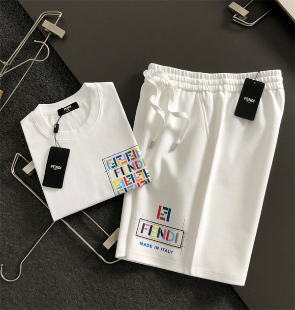 上品感があるフェンディ セットアップコピーFendiの新作入荷定番人気なメンズ 激安(日本最大級)