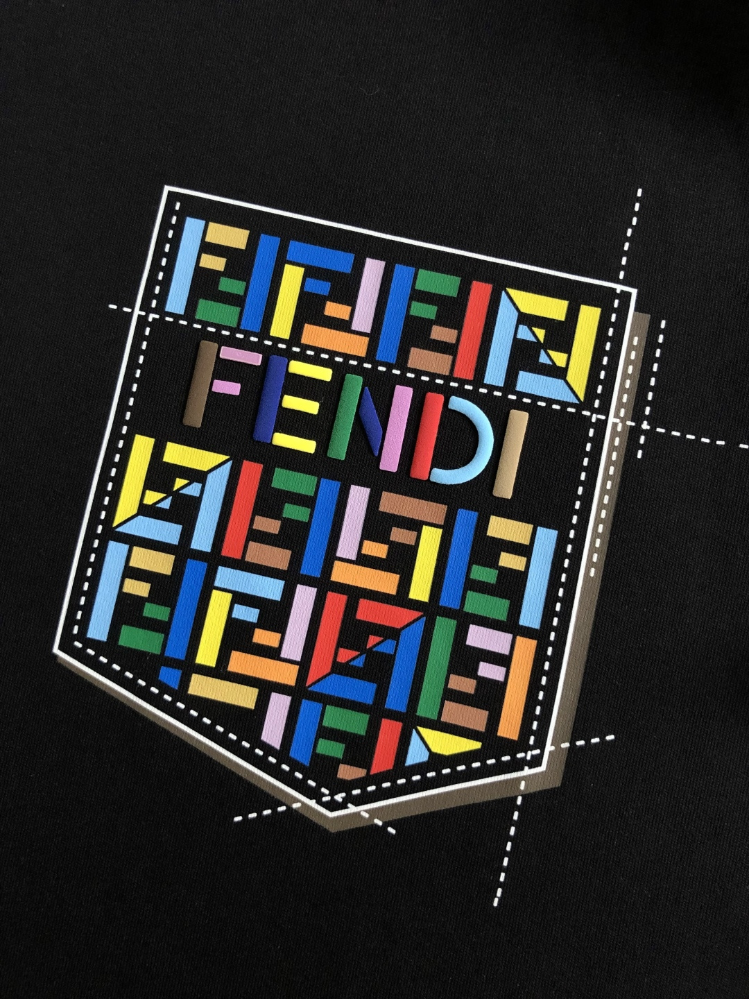 フェンディ 上下着 コピーFENDI限定セール新品半袖Ｔシャツ夏アイテム実用性
