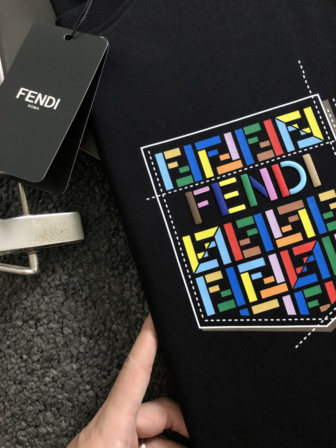 フェンディ 上下着 コピーFENDI限定セール新品半袖Ｔシャツ夏アイテム実用性