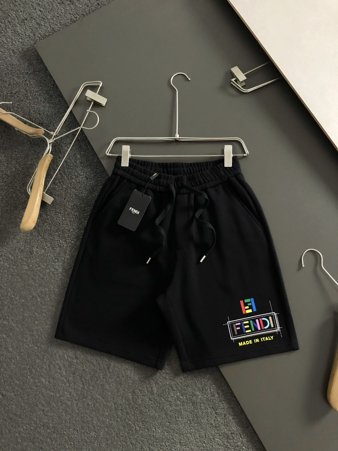 フェンディ 上下着 コピーFENDI限定セール新品半袖Ｔシャツ夏アイテム実用性