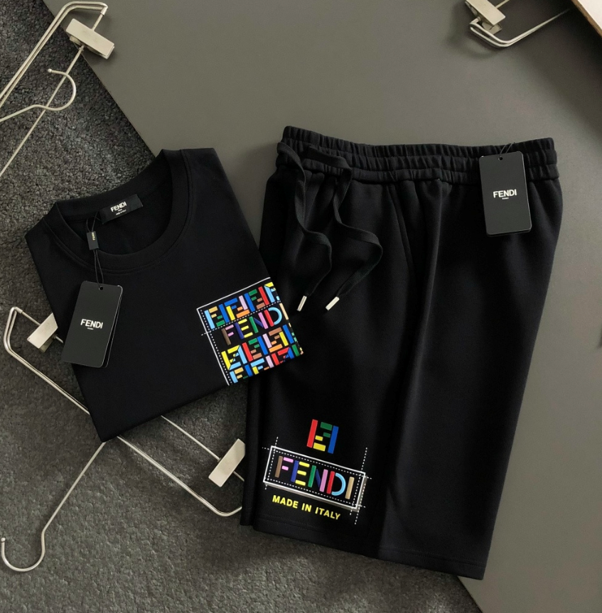 フェンディ 上下着 コピーFENDI限定セール新品半袖Ｔシャツ夏アイテム実用性